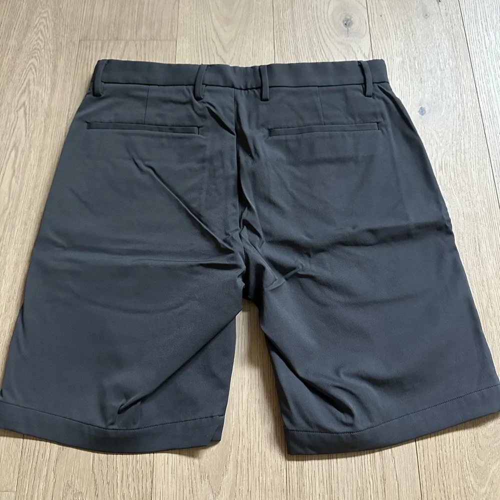 Theory Grey Ascend Tech Shorts Size 30 - Picture 6 of 8